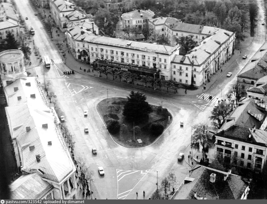 Площадь Лазарева