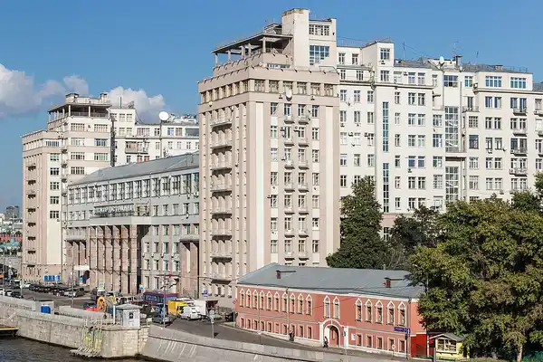 Дом на набережной