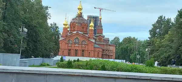 Алое поле