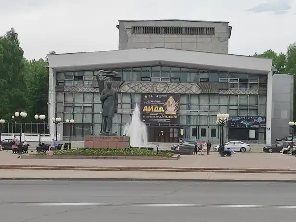 Театральная площадь