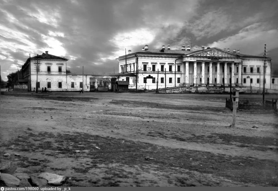 Предзаводская площадь