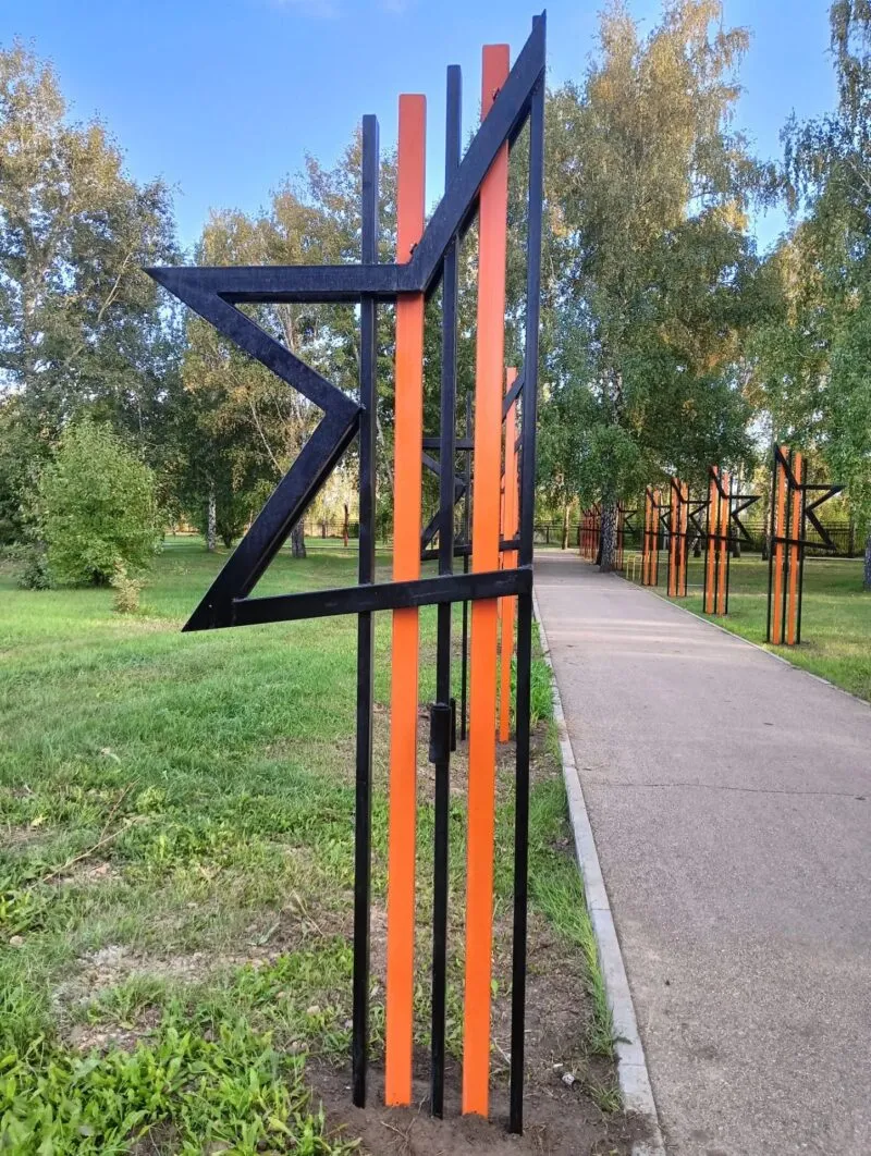 Рябиновая аллея на проспекте Ленина (у Центральной библиотеки и краеведческого музея), фото 2
