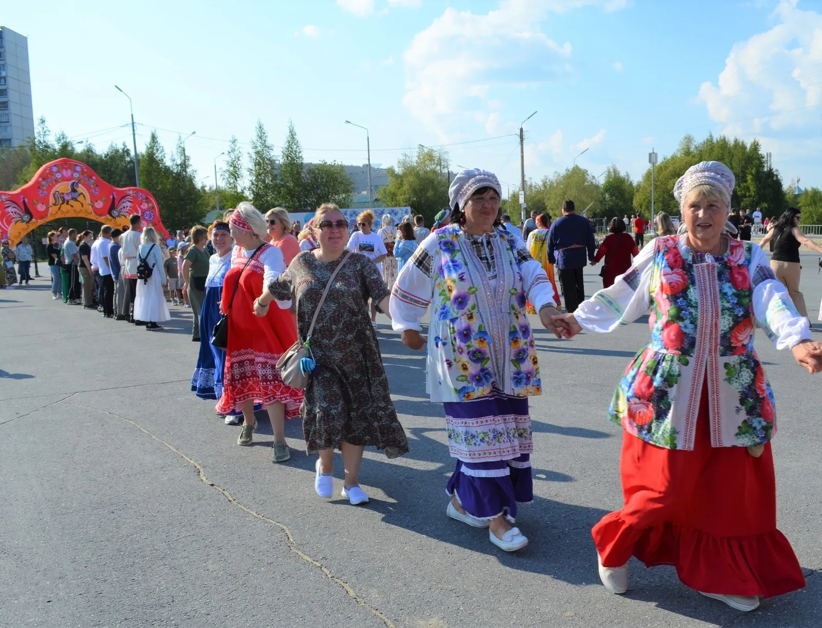 Народные гулянья «Добавь осени красок»: осенняя ярмарка — Городские события, Нижневартовск