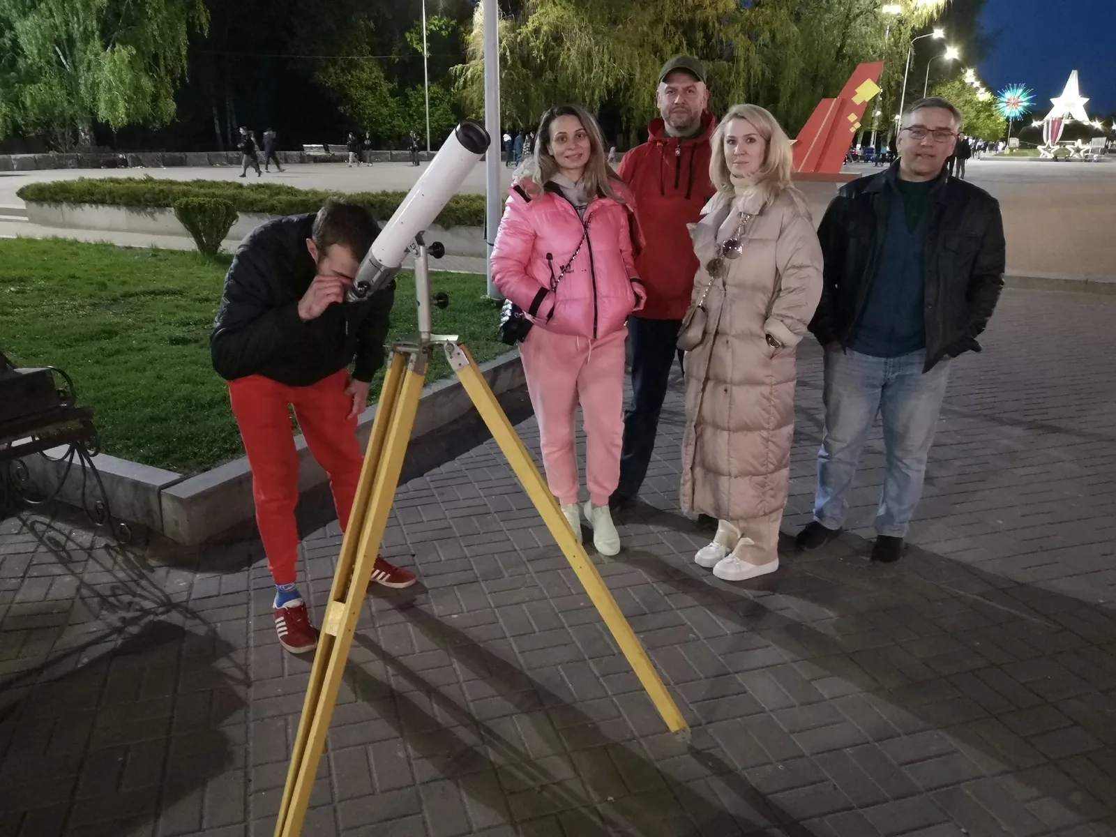 Тротуарная астрономия: наблюдение Луны в телескоп — Другое, Брянск
