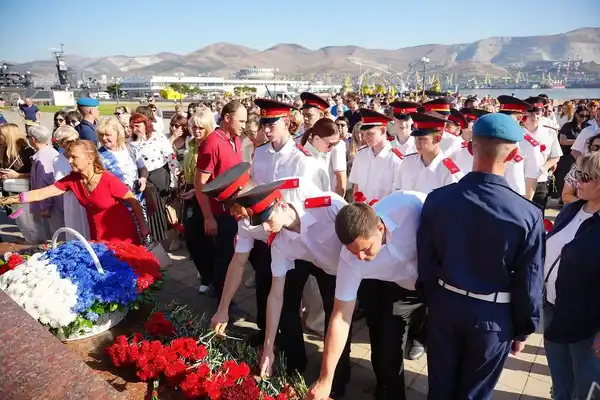 Празднование 188-летия Новороссийска на площади у памятника основателям — Городские события, Новороссийск