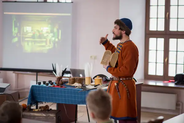 Интерактивное занятие «Чему и как учили в средневековой Руси» в — Детям, Москва