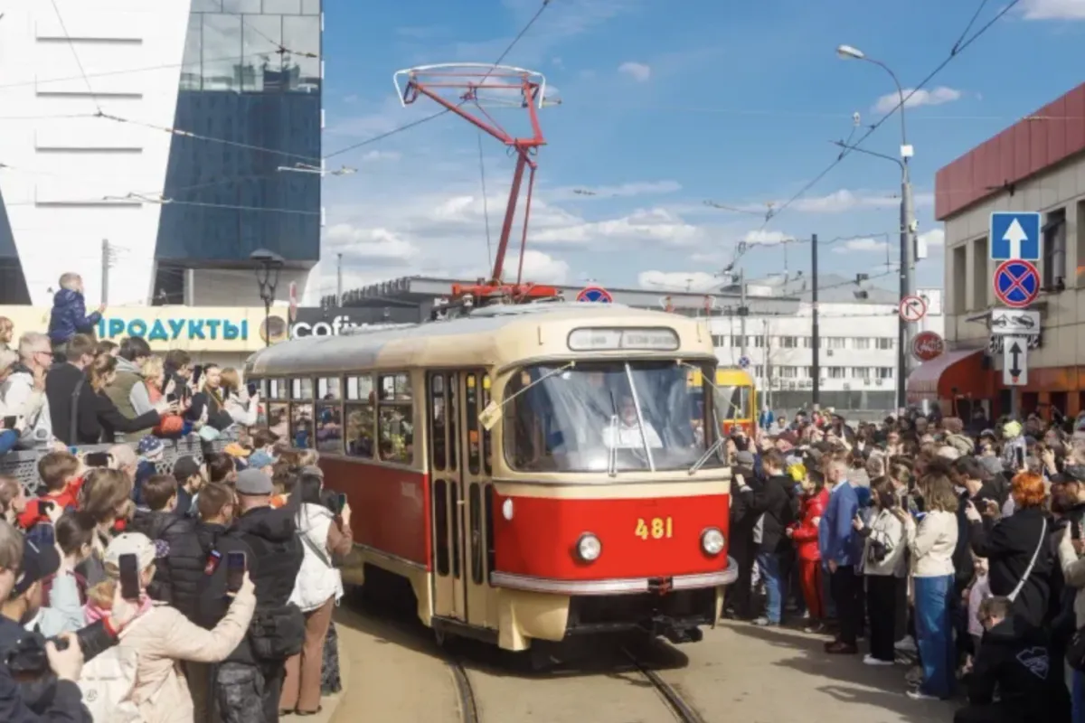 Осенний парад ретротрамваев ко Дню города — Городские события, Москва